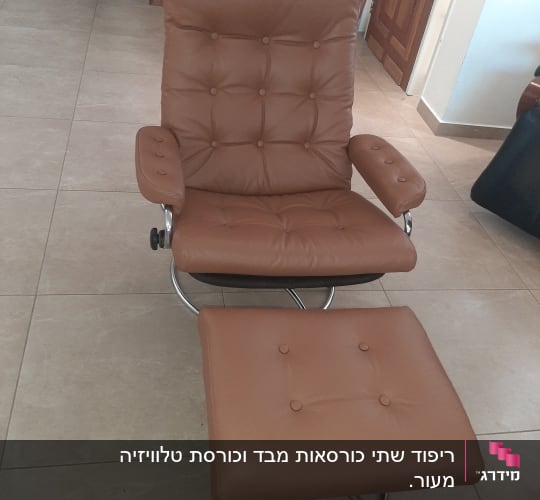 כורסה חומה עם ריפוד וכרית תואמת על רצפה